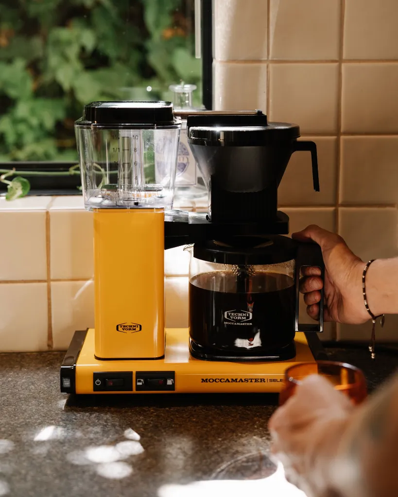 moccamaster-kbg-select-Yellow-pepper-lifstyle-4.webp