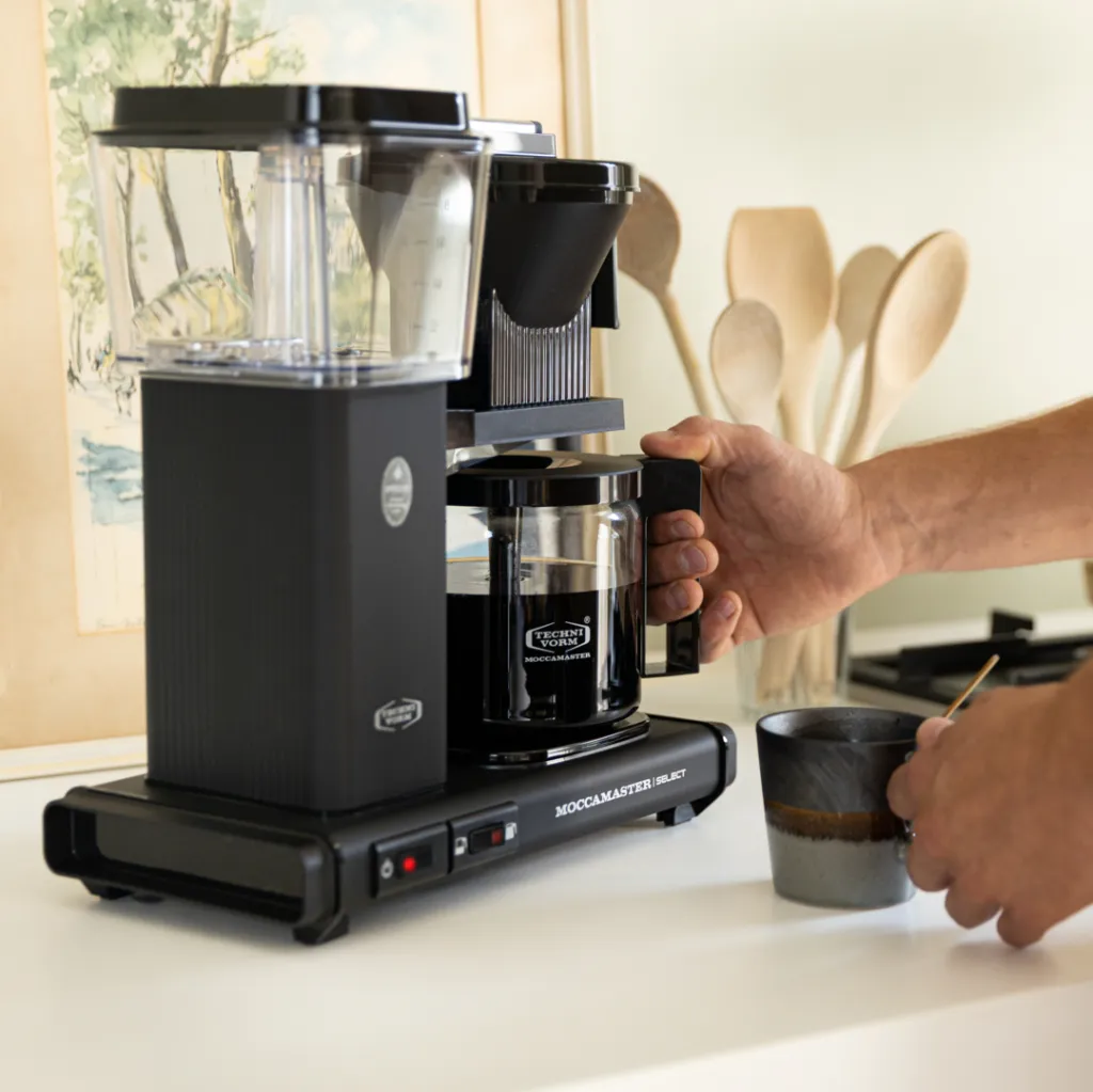 Moccmaster-KBG-Select-Lifestyle-Matt-Black-5-1080x1080.webp