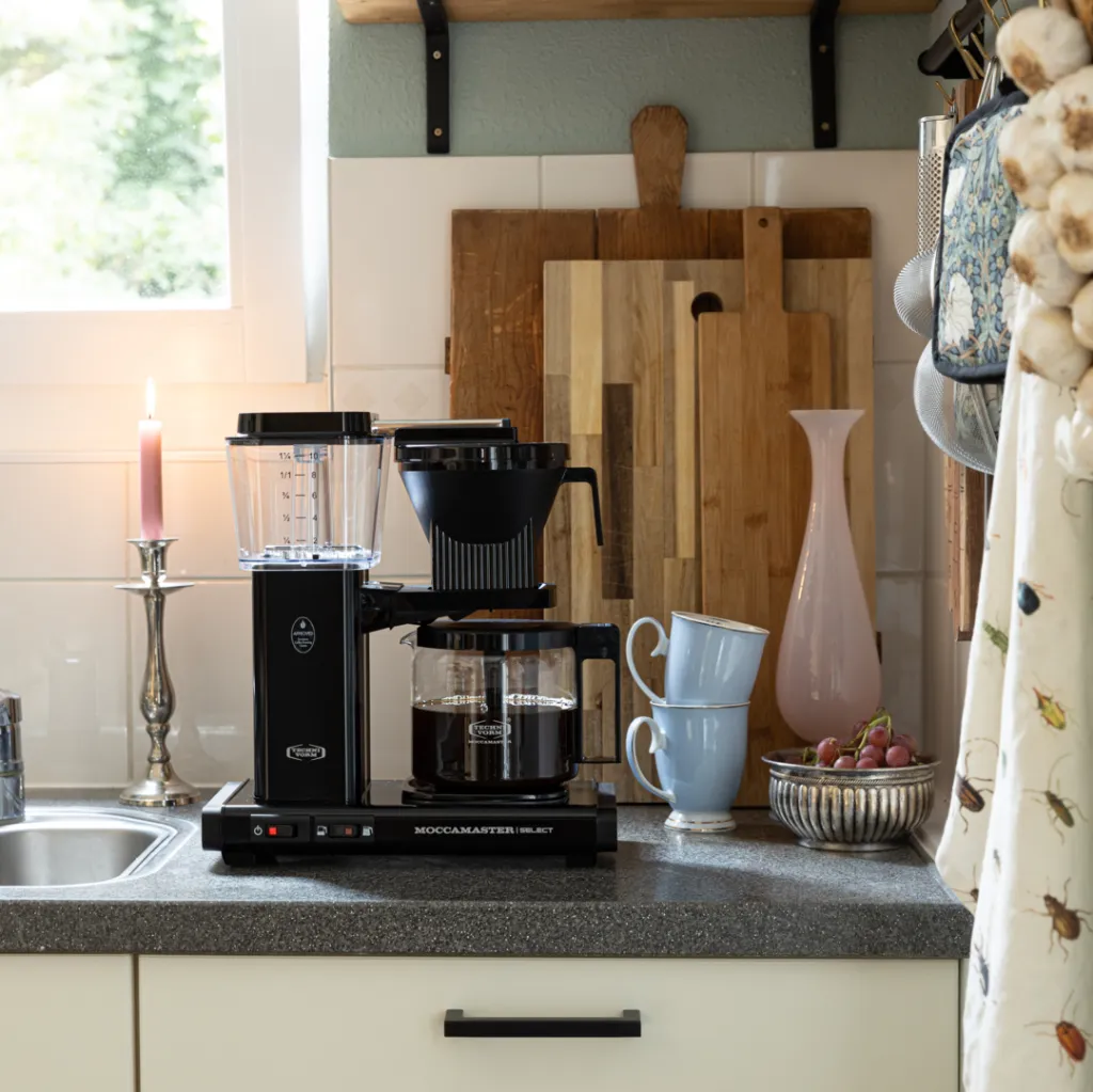 Moccmaster-KBG-Select-Lifestyle-Black-2-1080x1080.webp