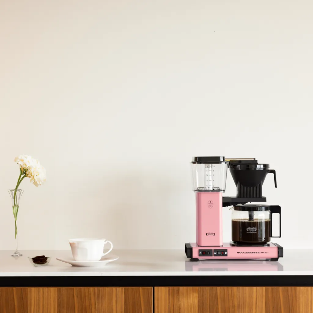 Moccamaster-kbg-select-pink-wood-kitchen-1-1080x1080.webp